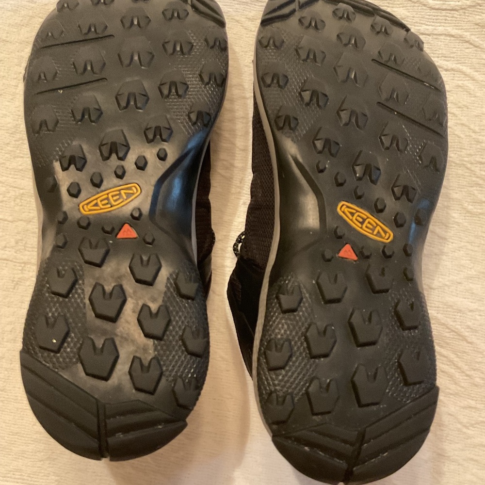 KEEN Men's Black Athletic Shoes - Picture 7 of 9